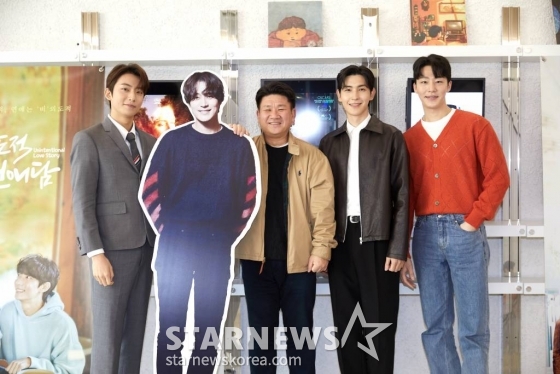 배우 공찬, 정의순 감독, 배우 도우, 원태민이 16일 오후 진행된 티빙 드라마 &#039;비의도적 연애담&#039; 기자간담회에 참석해 포즈를 취하고 있다. 거짓말로 시작된 관계에서 진짜 사랑에 빠지게 된 두 남자의 이야기를 그린 BL 드라마 &#039;비의도적 연애담&#039;은 오는 17일 공개된다. /사진제공=티빙 2023.03.16 /사진=이동훈 기자 photoguy@