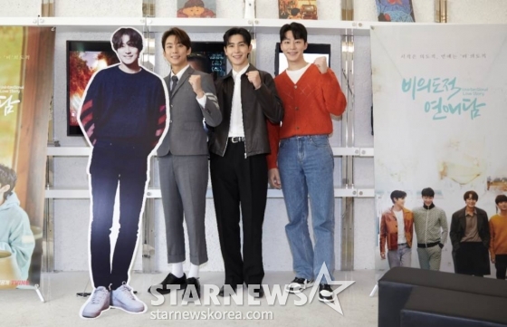 배우 공찬, 도우, 원태민이 16일 오후 진행된 티빙 드라마 &#039;비의도적 연애담&#039; 기자간담회에 참석해 포즈를 취하고 있다. 거짓말로 시작된 관계에서 진짜 사랑에 빠지게 된 두 남자의 이야기를 그린 BL 드라마 &#039;비의도적 연애담&#039;은 오는 17일 공개된다. /사진제공=티빙 2023.03.16 /사진=이동훈 기자 photoguy@