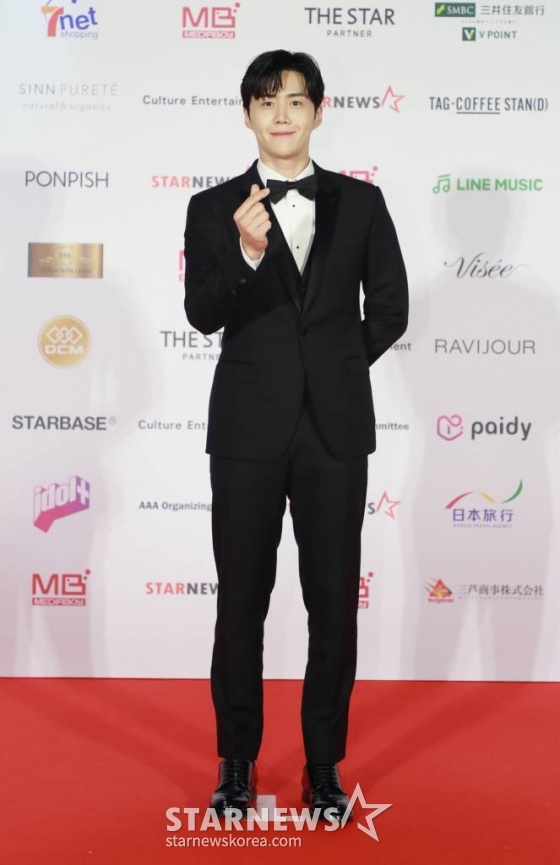 배우 김선호가 13일 오후 일본 나고야 니혼가이시홀에서 열린 스타뉴스-미디어보이 주최 &#039;2022 Asia Artist Awards IN JAPAN&#039;(2022 아시아 아티스트 어워즈, 이하 2022 AAA) 레드카펫 행사에 참석해 포즈를 취하고 있다.  스타뉴스와 미디어보이가 주최하고 Asia Artist Awards 조직위원회와 더스타파트너, 컬쳐 엔터테인먼트가 공동 주관한 글로벌 NO.1 시상식 &#039;2022 AAA&#039;는 올 한 해 동안 국내외에서 많은 사랑을 받은 가수, 배우들이 참석해 눈을 뗄 수 없는 화려한 글로벌 축제의 장을 펼쳤다. /2022.12.13 /사진=이동훈 기자 photoguy@