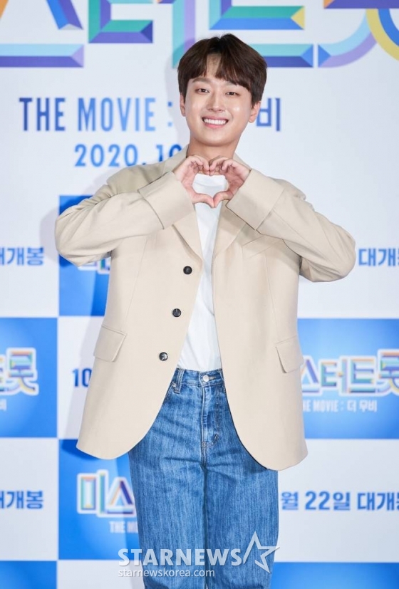 가수 이찬원이 19일 오후 온라인 생중계로 진행된 &#039;미스터트롯 : 더무비&#039; 제작보고회에 참석해 포즈를 취하고 있다. /사진제공=모비 /사진=이동훈 기자 photoguy@