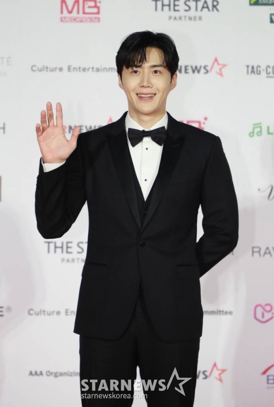 배우 김선호가 13일 오후 일본 나고야 니혼가이시홀에서 열린 스타뉴스-미디어보이 주최 &#039;2022 Asia Artist Awards IN JAPAN&#039;(2022 아시아 아티스트 어워즈, 이하 2022 AAA) 레드카펫행사에서 포즈를 취하고 있다.  스타뉴스와 미디어보이가 주최하고 Asia Artist Awards 조직위원회와 더스타파트너, 컬쳐 엔터테인먼트가 공동 주관하는 글로벌 NO.1 시상식 &#039;2022 AAA&#039;에는 올 한 해 동안 국내외에서 많은 사랑을 받은 가수, 배우들이 참석해 눈을 뗄 수 없는 화려한 글로벌 축제의 장을 펼친다. 2022.12.13 /사진=이동훈 기자 photoguy@