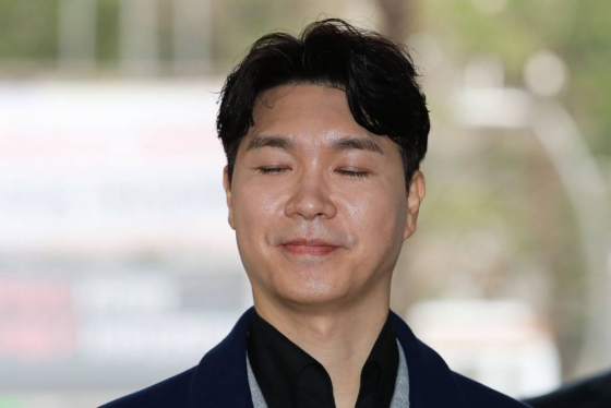 [서울=뉴시스] 권창회 기자 = 방송인 박수홍씨가 15일 오후 서울 마포구 서부지방법원에서 열린 친형 부부의 횡령 등 혐의 4차 공판 출석 전 입장 발표를 하고 있다. 2023.03.15.