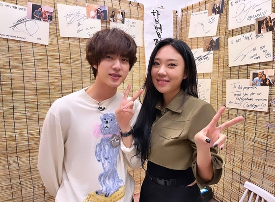 유튜브 채널 &#039;차린건 쥐뿔도 없지만&#039;에 출연한 방탄소년단 진(사진 왼쪽), MC 이영지./사진=이영지 인스타그램