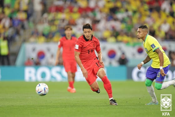 황희찬(왼쪽). /사진=대한축구협회 제공