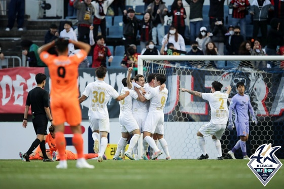 FC서울 팔로세비치가 18일 제주 유나이티드 원정 경기에서 극장골을 터뜨리고 팀 2-1 승리를 이끌었다. 서울 선수들이 팔로세비치의 결승골을 축하해주고 있다. /사진=한국프로축구연맹 제공