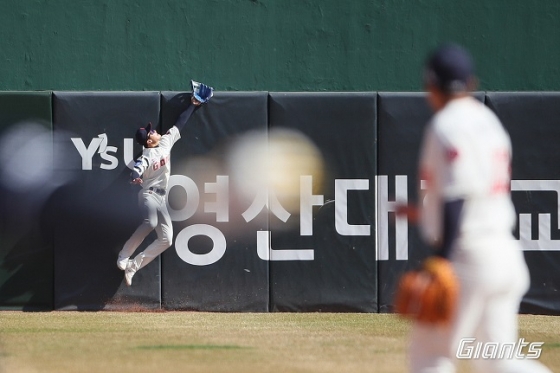 외야수로 출전한 윤동희(왼쪽). /사진=롯데 자이언츠 제공