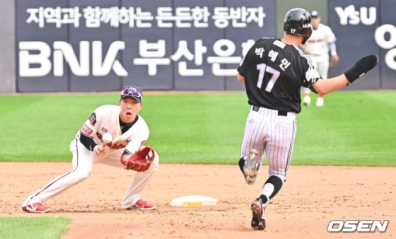 2루 도루를 시도하는 박해민(오른쪽).