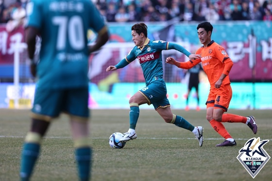 주세종(가운데). /사진=한국프로축구연맹 제공