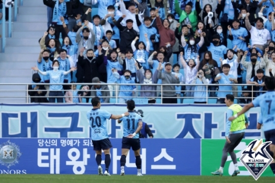 쐐기골을 넣고 홈팬들 앞에서 세리머니를 하고 있는 세징야(아래 오른쪽). /사진=한국프로축구연맹