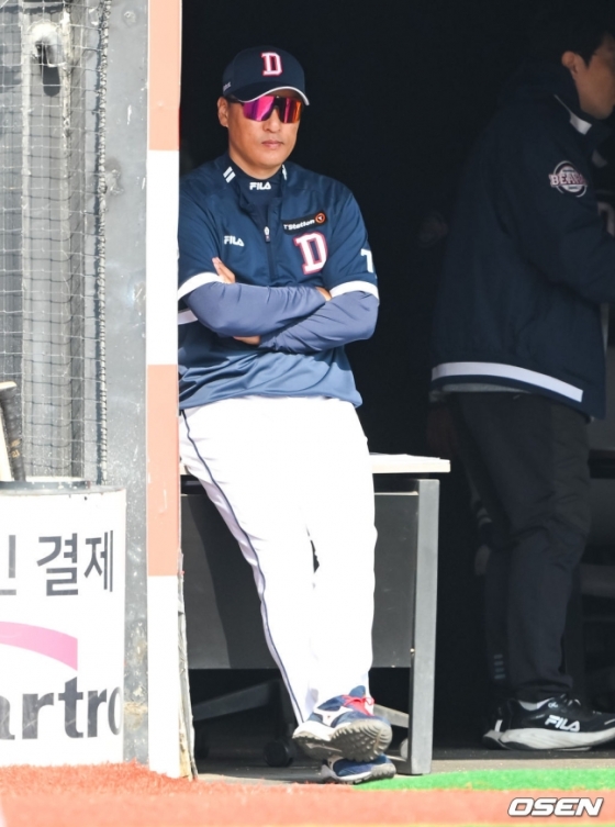 이승엽 두산 감독이 20일 KT와 시범경기를 더그아웃에서 지켜보고 있다. /사진=OSEN