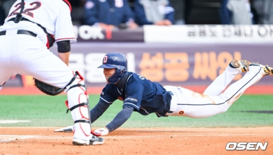 전력을 다해 홈베이스를 파고 들고 있는 두산 이유찬. /사진=OSEN