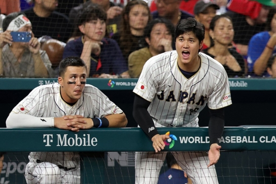 오타니(오른쪽)와 눗바가 21일(한국시간) 멕시코와 WBC 4강전에서 동료들을 독려하고 있다. /AFPBBNews=뉴스1