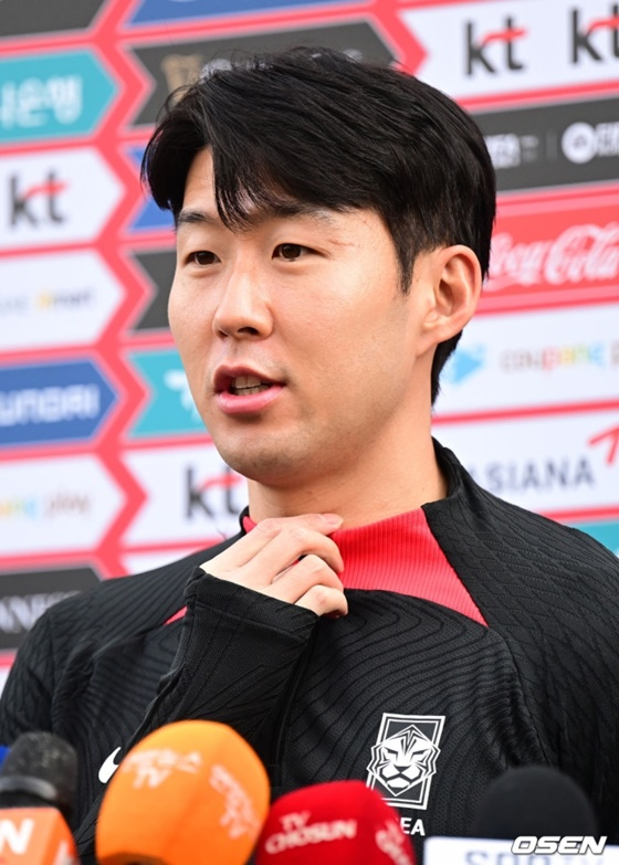 대한민국 공격수 손흥민이 21일 파주NFC에서 취재진과 인터뷰를 나누고 있다. /사진=OSEN