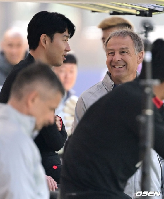 대한민국 대표팀 공격수 손흥민(왼쪽)과 위르겐 클린스만 신임 대표팀 감독이 20일 파주NFC에서 열린 소집훈련에서 이야기를 나누고 있다. /사진=OSEN