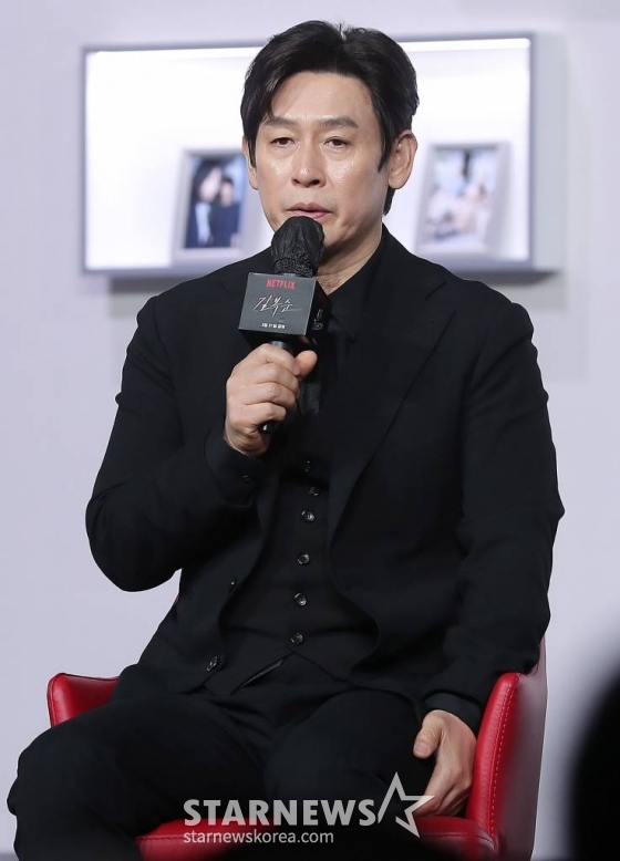 배우 설경구가 21일 오전 서울 강남구 삼성동 그랜드 인터컨티넨탈 서울 파르나스에서 진행된 넷플릭스 영화 &#039;길복순&#039; 제작보고회에 참석해 인사말을 하고 있다.  &#039;길복순&#039;은 청부살인업계의 전설적인 킬러 길복순이 회사와 재계약 직전, 죽거나 또는 죽이거나, 피할 수 없는 대결에 휘말리게 되는 이야기를 그린 액션 영화다. 오는 31일 공개. 2023.03.21 /사진=김창현 기자 chmt@
