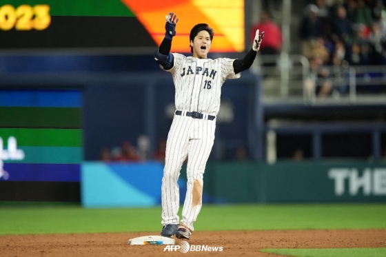 오타니 쇼헤이가 21일 멕시코와 WBC 4강전에서 9회 2루타를 친 뒤 포효하고 있다. /AFPBBNews=뉴스1