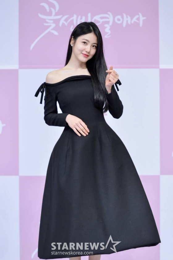 배우 신예은이 15일 오후 온라인 생중계로 진행된 SBS 드라마 &#039;꽃선비 열애사&#039; 제작발표회에 참석해 포즈를 취하고 있다.  모든 고정관념을 타파한 하숙집 &#039;객주 이화원&#039;의 주인 윤단오와 비밀을 품은 하숙생 꽃선비 3인방. 네 명의 청춘이 만들어내는 미스터리 밀착 로맨스 &#039;꽃선비 열애사&#039;는 오는 20일 첫 방송된다. /사진제공=SBS 2023.03.15 /사진=이동훈 기자 photoguy@