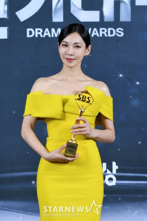 배우 김소연이 31일 오후 서울 상암동 SBS프리즘타워에서 열린 '2021 SBS 연기대상'에서 대상을 수상한 뒤 소감을 밝히고 있다. /사진제공=SBS 2021.12.31 /사진=이동훈 기자 photoguy@