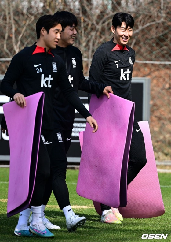 한국 축구대표팀 공격수 손흥민(맨 오른쪽)이 동료들과 함께 소집훈련을 준비하고 있다. /사진=OSEN