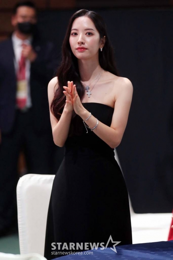 가수 겸 배우 보나가 13일 오후 일본 나고야 니혼가이시홀에서 열린 스타뉴스-미디어보이 주최 &#039;2022 Asia Artist Awards IN JAPAN&#039;(2022 아시아 아티스트 어워즈, 이하 2022 AAA) 박수를 치고 있다.  스타뉴스와 미디어보이가 주최하고 Asia Artist Awards 조직위원회와 더스타파트너, 컬쳐 엔터테인먼트가 공동 주관하는 글로벌 NO.1 시상식 &#039;2022 AAA&#039;에는 올 한 해 동안 국내외에서 많은 사랑을 받은 가수, 배우들이 참석해 눈을 뗄 수 없는 화려한 글로벌 축제의 장을 펼친다. 2022.12.13 /사진=임성균 기자 tjdrbs23@