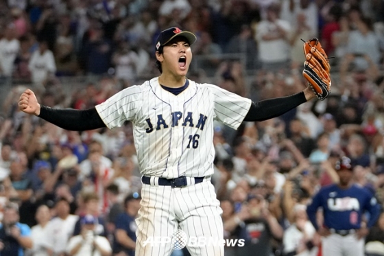 오타니 쇼헤이가 22일 미국과 2023 WBC 결승전에서 9회말 마지막 아웃카운트를 잡아내고 포효하고 있다. /AFPBBNews=뉴스1