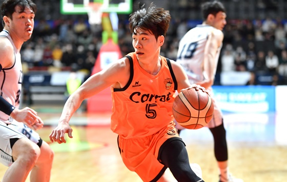 한호빈(가운데). /사진=KBL 제공 