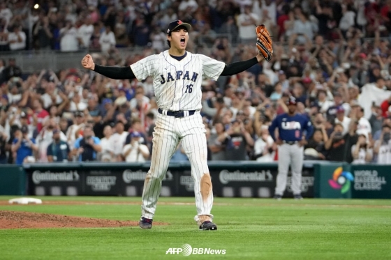 오타니 쇼헤이가 22일(한국시간) 미국과 2023 WBC 결승전에서 9회 트라웃을 삼진 처리하며 우승을 차지한 뒤 포효하고 있다. /AFPBBNews=뉴스1