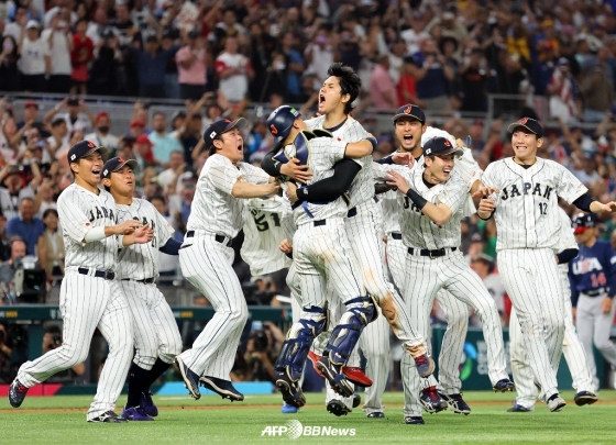 우승이 확정되는 순간, 기뻐하는 일본 야구 대표팀 선수들. /AFPBBNews=뉴스1