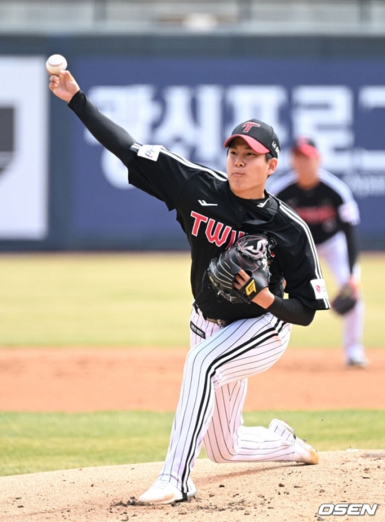 LG 강효종이 지난 23일 수원 KT전에서 역투하고 있다.
