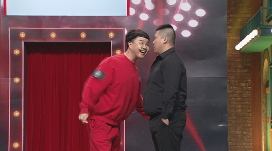 tvN &#039;코미디빅리그&#039;의 코너 &#039;불타는 코빅맨&#039;에 출연한 김승진(사진 왼쪽), 박경호./사진=tvN