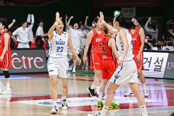 우리은행 김단비(앞줄 왼쪽)와 최이샘이 23일 열린 WKBL 챔피언결정전 3차전에서 하이파이브를 하고 있다. /사진=WKBL 제공
