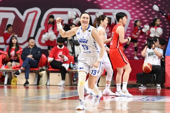 우리은행 김정은(앞쪽)이 23일 열린 WKBL 챔피언결정전 7차전에서 득점한 후 기뻐하고 있다. /사진=WKBL 제공