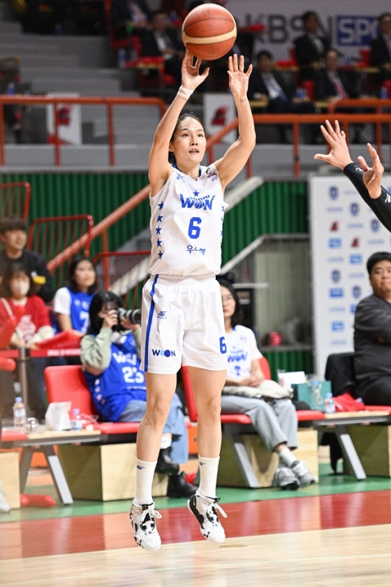 우리은행 최이샘이 23일 열린 WKBL 챔피언결정전 3차전에서 3점슛을 시도하고 있다. /사진=WKBL 제공