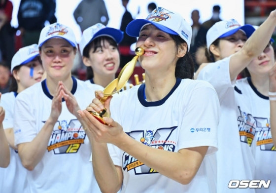 우리은행 김단비가 23일 열린 WKBL 챔피언결정전 3차전 종료 후 시리즈 MVP를 받고 기뻐하고 있다. 