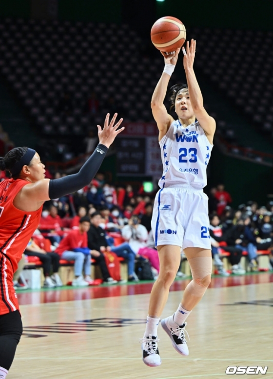 우리은행 김단비(맨 오른쪽)가 23일 열린 WKBL 챔피언결정전 3차전에서 슛을 시도하고 있다. 