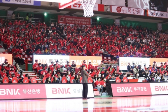 부산 BNK 팬들이 23일 WKBL 챔피언결정전 3차전이 열린 부산 사직실내체육관을 찾았다. /사진=WKBL 제공