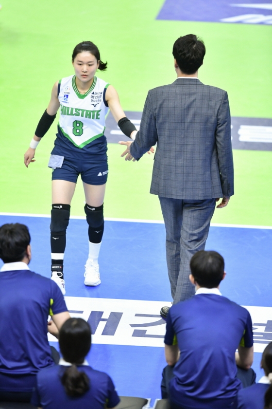 발목 부상에 시달리고 있는 김연견(왼쪽). /사진=KOVO