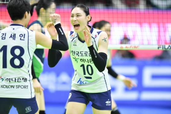도로공사 배유나가 23일 V리그 여자부 PO 1차전에서 득점 후 포효하고 있다. /사진=KOVO