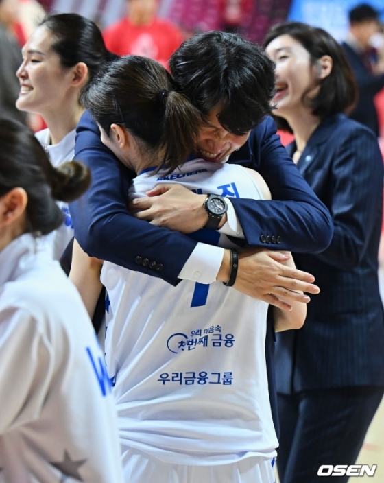 우리은행 위성우 감독이 23일 열린 WKBL 챔피언결정전 3차전 종료 후 박혜진을 안고 눈물을 흘리고 있다. 