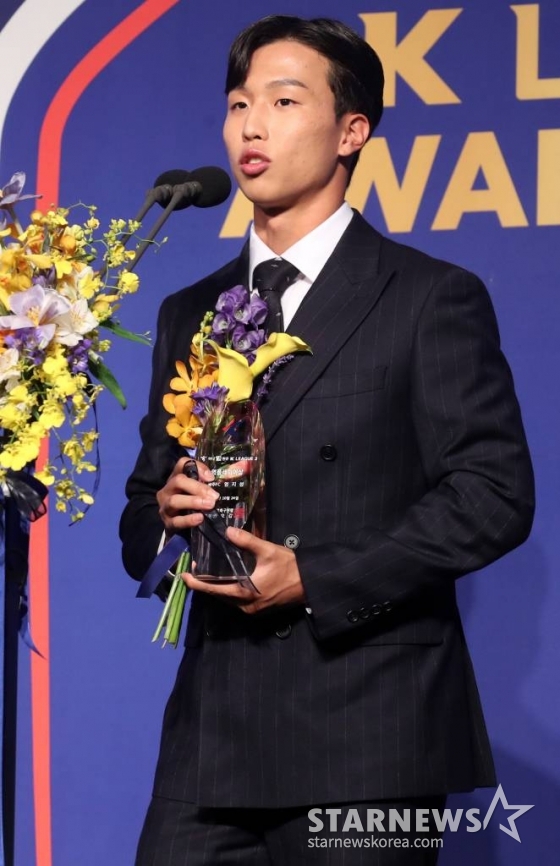 광주FC 엄지성이 지난해 10월 24일 오후 서울 강남구 양재동 더 케이 호텔에서 열린 &#039;하나원큐 K리그 어워즈 2022&#039;에서 영플레이어 상을 수상하고 소감을 말하고 있다. /사진=임성균 기자