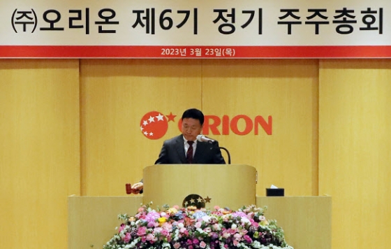이승준 오리온 대표가 23일 주주총회에서 인사말을 하고 있다(