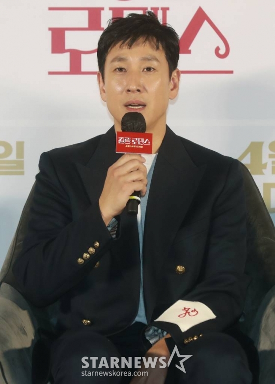 배우 이선균이 24일 오전 서울 광진구 롯데시네마 건대입구점에서 진행된 영화 &#039;킬링 로맨스&#039;(감독 이원석) 제작발표회에 참석해 질문에 답하고 있다.  섬나라 재벌 &#039;조나단&#039;(이선균)과 운명적 사랑에 빠져 돌연 은퇴를 선언한 톱스타 &#039;여래&#039;(이하늬)가 팬클럽 3기 출신 사수생 &#039;범우&#039;(공명)를 만나 기상천외한 컴백 작전을 모의하게 되는 이야기 &#039;킬링 로맨스&#039;는 4월 14일 개봉한다. /2023.03.24 /사진=이동훈 기자 photoguy@