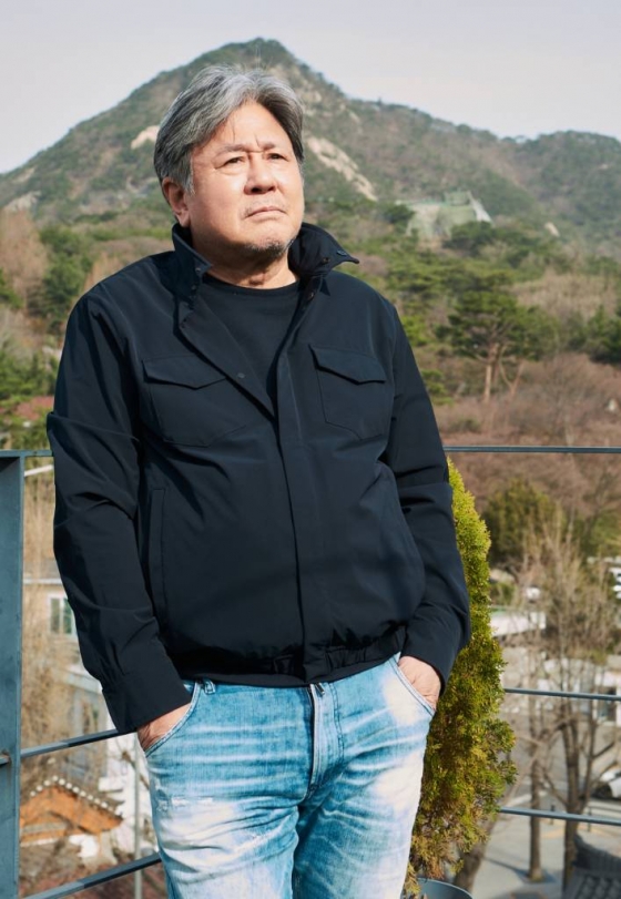 디즈니플러스 오리지널 드라마 &#039;카지노&#039;의 주연배우 최민식이 24일 오전 진행된 인터뷰를 위해 포즈를 취하고 있다. /사진제공=월트디즈니컴퍼니 2023.03.24 /사진=이동훈 기자 photoguy@