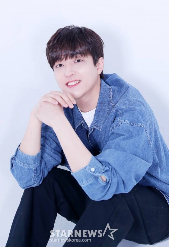 배우 이유진이 서울 종로구 서린동 스타뉴스에서 진행된 KBS 2TV 주말드라마 &#039;삼남매가 용감하게&#039; 종영 인터뷰에 앞서 포즈를 취하고 있다.  이유진은 삼남매의 막내이자 정형외과 전문의 김건우 역을 맡아 열연했다. 건우는 밝고 낙천적이며 다정다감한 성격을 가진 막내로, 가족들을 위해 의사가 됐고 모친이 마음에 들어하는 여자와 결혼하려 할 정도로 가족애가 남다른 인물이다. /사진=김창현 기자 chmt@
