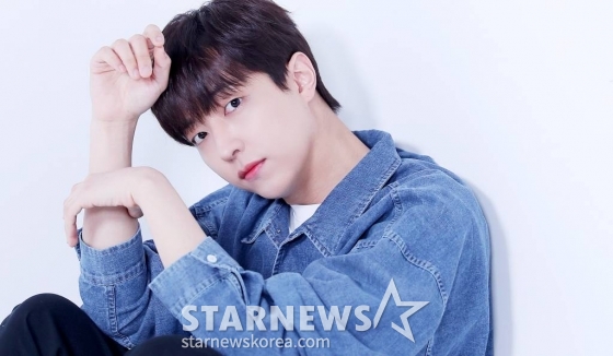 배우 이유진이 서울 종로구 서린동 스타뉴스에서 진행된 KBS 2TV 주말드라마 &#039;삼남매가 용감하게&#039; 종영 인터뷰에 앞서 포즈를 취하고 있다.  이유진은 삼남매의 막내이자 정형외과 전문의 김건우 역을 맡아 열연했다. 건우는 밝고 낙천적이며 다정다감한 성격을 가진 막내로, 가족들을 위해 의사가 됐고 모친이 마음에 들어하는 여자와 결혼하려 할 정도로 가족애가 남다른 인물이다. /사진=김창현 기자 chmt@