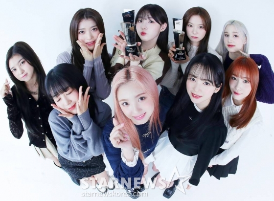 걸그룹 케플러(Kep1er)가 서울 종로구 스타뉴스 사옥에서 진행된 &#039;2022 아시아 아티스트 어워즈 인 재팬&#039;(2022 Asia Artist Awards In Japen, 이하 2022 AAA) 수상 인터뷰에 앞서 포즈를 취하고 있다.  케플러는 &#039;2022 AAA&#039;에서 뉴웨이브상과 베스트 초이스상을 수상하는 영광을 안았다.   케플러는 2022년 1월 미니 1집 &#039;FIRST IMPACT&#039;로 데뷔 후 6월 미니 2집 &#039;DOUBLAST&#039;, 10월 미니 3집 &#039;TROUBLESHOOTER&#039;를 발매하며 말 그대로 &#039;열일 행보&#039;를 펼쳤다.  특히 케플러는 미국 그래미(GRAMMYS)가 선정한 &#039;2023년 주목해야 할 신인 K-팝 걸그룹(10 K-Pop Rookie Girl Groups To Watch In 2023)&#039; 중 한 팀으로 선정되는가 하면, &#039;제37회 일본 골드 디스크 대상&#039; 2관왕 차지에 이어 일본 아레나 투어까지 예고하며 국내를 넘어 글로벌 K팝 시장에서 뜨거운 관심을 받고 있다. /사진=김창현 기자 chmt@