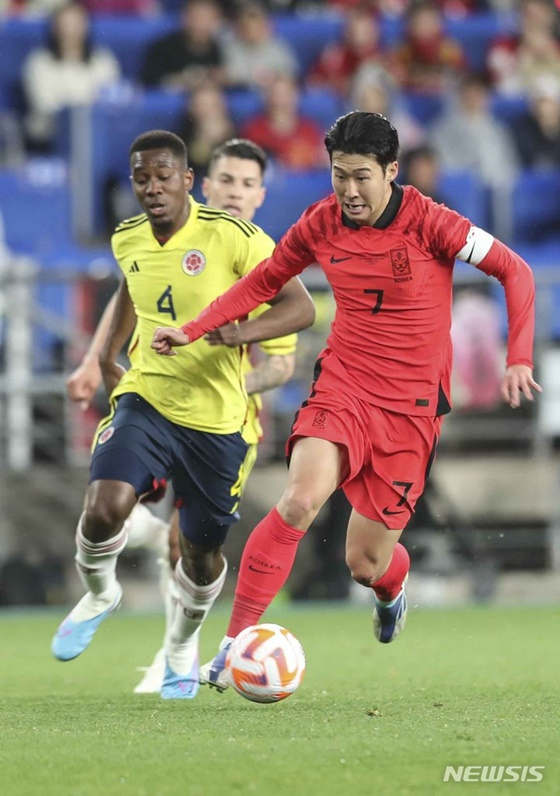 대한민국 공격수 손흥민(오른쪽 빨간색 유니폼)이 24일 울산문수축구경기장에서 열린 콜롬비아와 A매치 평가전에서 선발로 출전해 공격을 시도하고 있다. /사진=뉴시스 제공