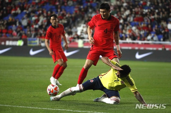 대한민국 수비수 김민재(오른쪽에서 두 번째)가 24일 울산문수축구경기장에서 열린 콜롬비아와 A매치 평가전에서 출전해 상대 공격을 막아내고 있다. /사진=뉴시스 제공