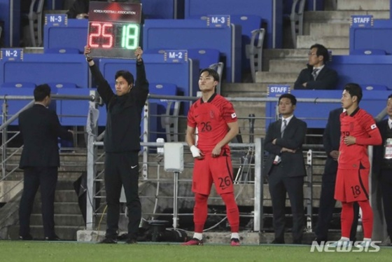 대한민국 공격수 오현규(가운데 등번호 26번)가 24일 울산문수축구경기장에서 열린 콜롬비아와 A매치 평가전에서 교체 투입을 준비하고 있다. /사진=뉴시스 제공