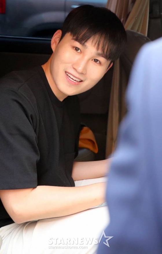 미스터트롯TOP7 김희재가 30일 오후 서울의 한 연습실에서 진행된 &#039;사랑의콜센타&#039; 무대연습을 마치고 나서고 있다. /사진=임성균 기자 tjdrbs23@